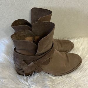 UGG Womens Tan Leather Elora  Ankle Booties Cowboy Boots Size 9